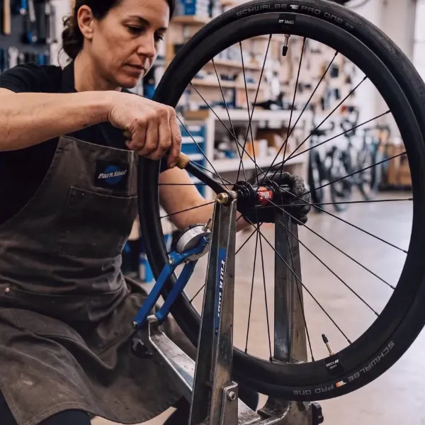Silver Night — Die besten E-Bikes für Stadtfahrten